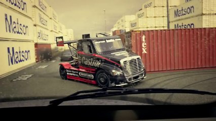 下载视频: Course de folie : camion contre voiture... Drift et Stunt de dingue!