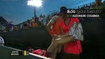 Le joueur de Tennis Dimitrov aide une ramasseuse de balle au bord du malaise!