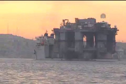 İstanbul Boğazı'ndan dev platform geçti