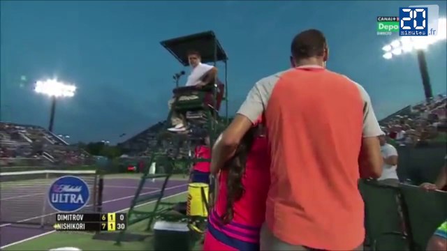 Dimitrov aide une ramasseuse de balle à Miami