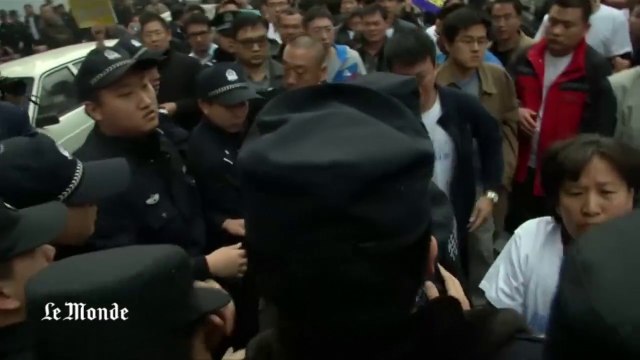 MH370 : manifestation de proches des victimes devant l'ambassade de Malaisie à Pékin