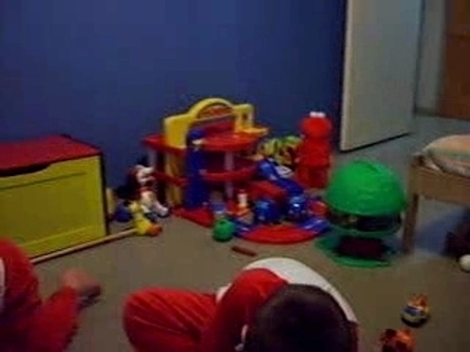 une chambre remplie des kdo du pere noel