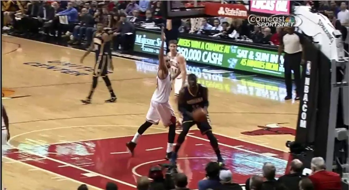 Le flopping de Roy Hibbert, touché par Joakim Noah