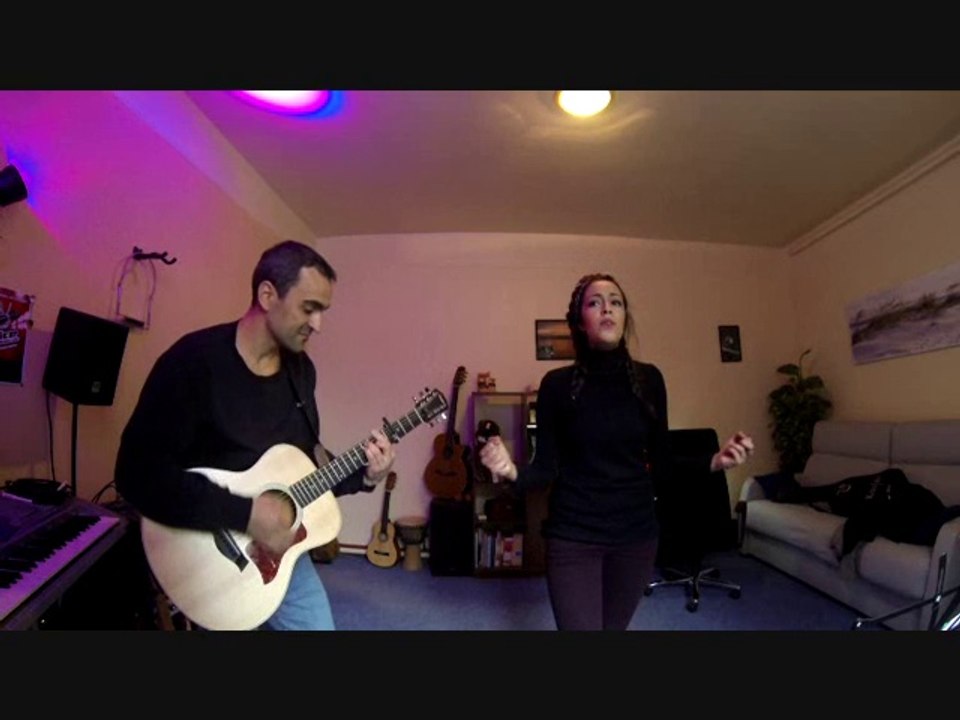 Diamonds Rihanna à la guitare acoustique avec Chris et Myna au chant