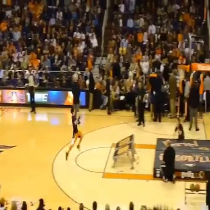 He dunked himself!