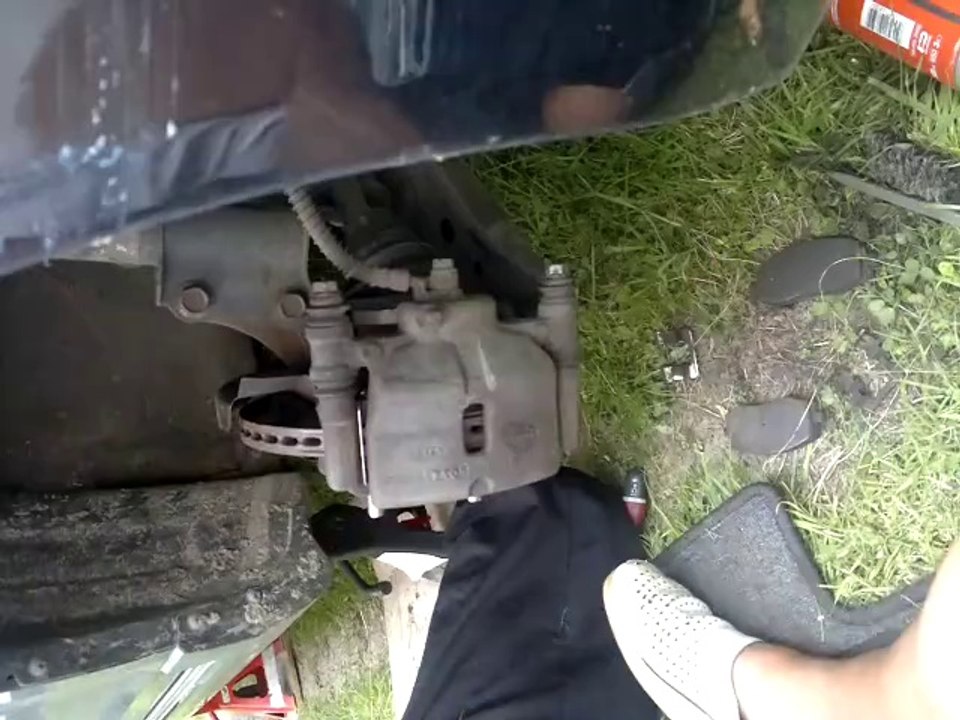 Mécanique auto - Changement de plaquettes de frein Part. 3~3