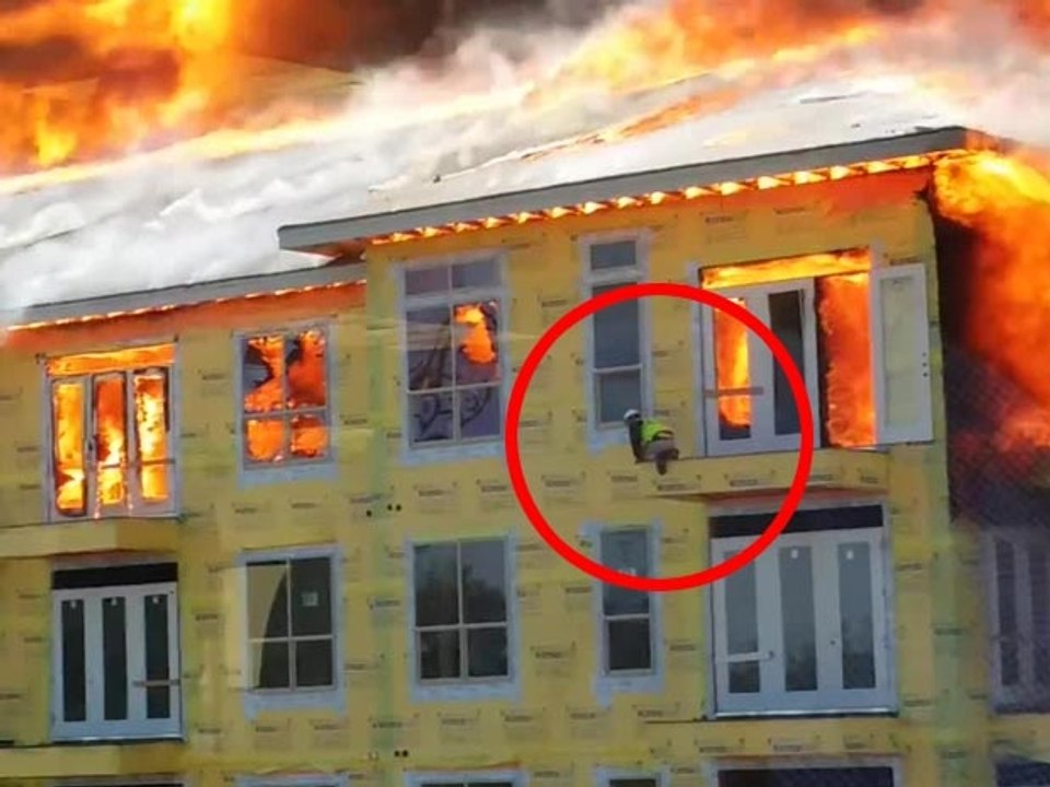 Un homme coincé au dernier étage d'un immeuble en feu