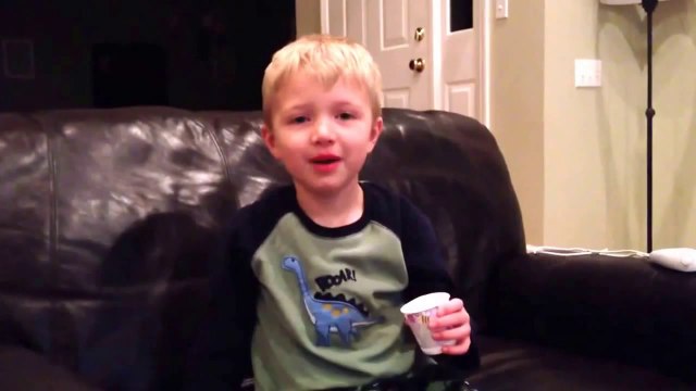 Un gamin récite tout les gros mots qu'il connait!