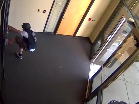 Un homme tente de pénétrer dans un commissariat pour récupérer son skateboard