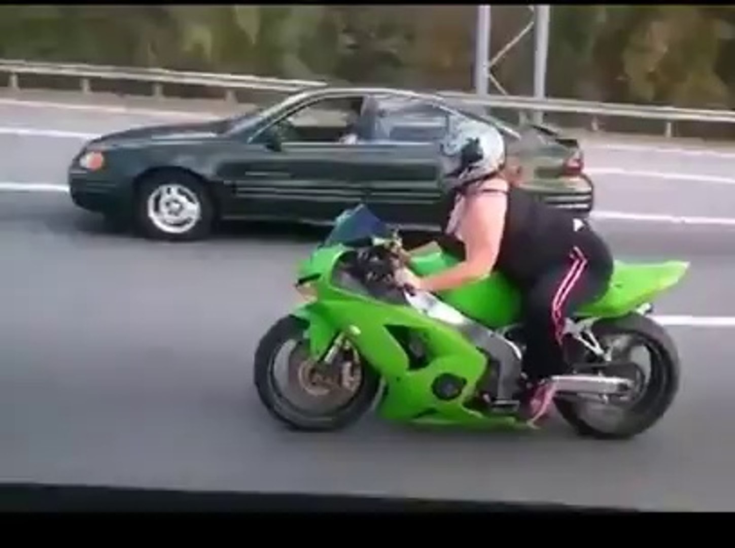 Толстая девушка на мотоцикле