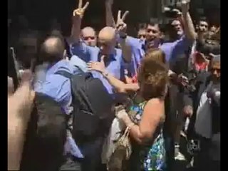 Serra é atingido por uma mísera bolinha de papel...