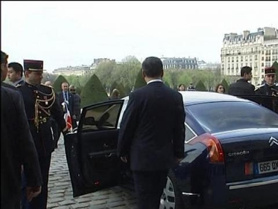 François Hollande et Xi Jinping échangent de côté pour monter en voiture - 26/03