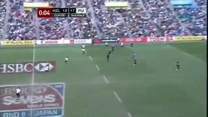 Osea Kolinisau court en sens inverse sur le terrain