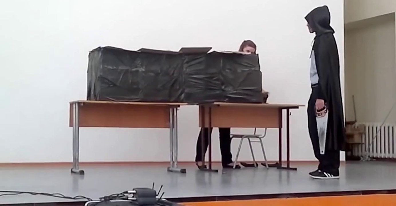 Un enfant magicien essaye de couper une fille en deux