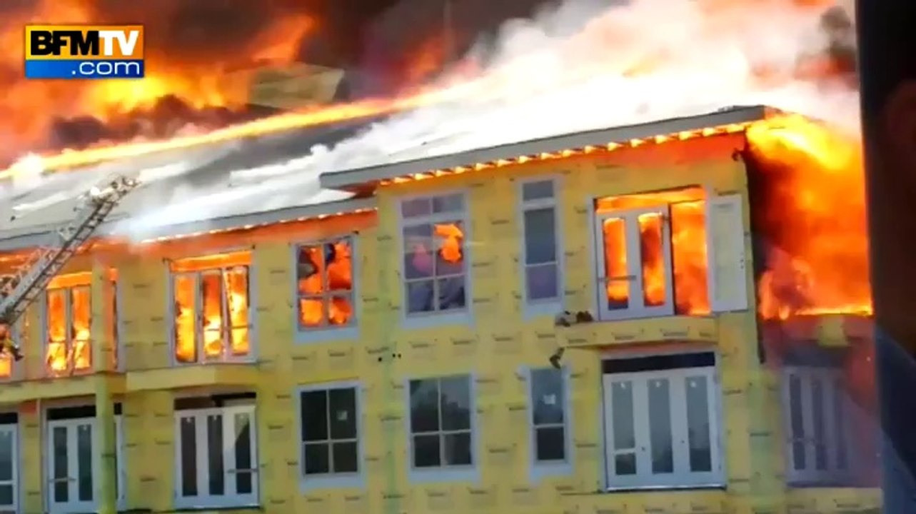 Sauvetage spectaculaire d'un ouvrier coincé sur le balcon d'un bâtiment en feu - 26/03