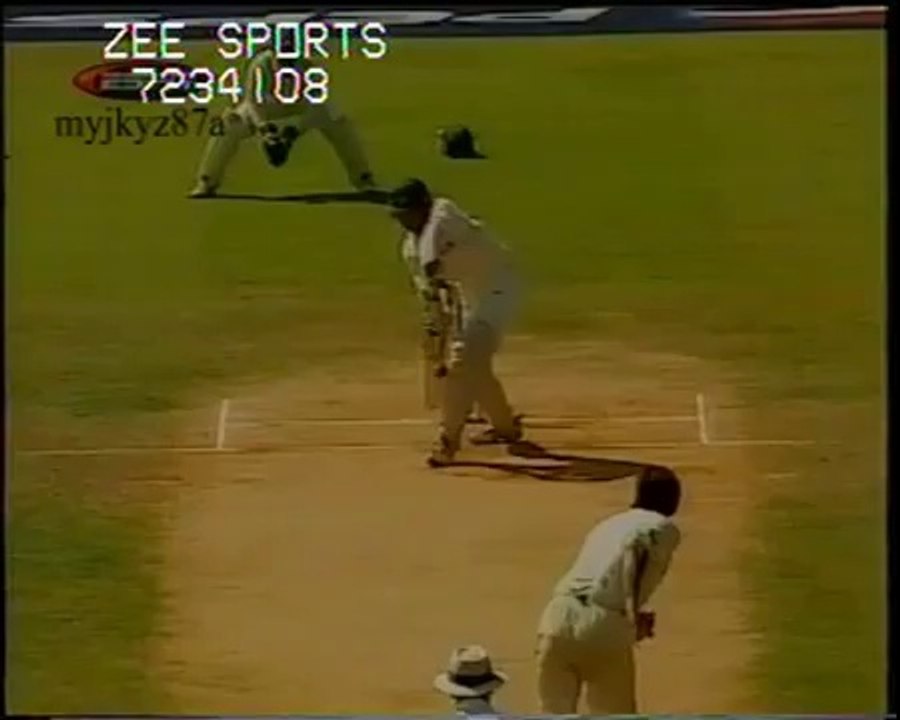 Wasim_Akram_got_VVS._Laxman_out_in_the_1st_Test_1999