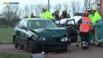 Auto rijdt water in bij Grootegast; twee gewonden - RTV Noord