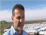 روائي أفغاني يزور مخيمات اللاجئين السوريين بالعراق