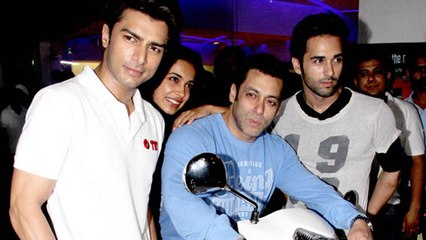 Salman Khan's Dhamaakedaar Entry At O Teri Special Screening