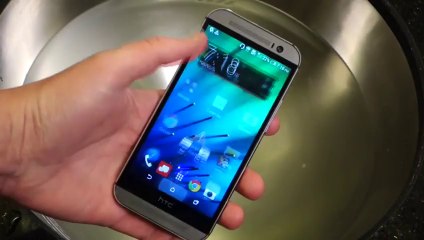 HTC One (M8) Water Test - Water Resistant- (UrduPoint.com)