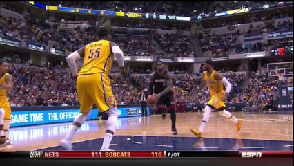 Roy Hibbert s'écroule après avoir reçu le coude de LeBron James en plein visage