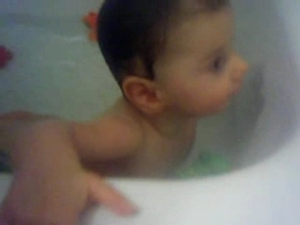 Nina dans son bain