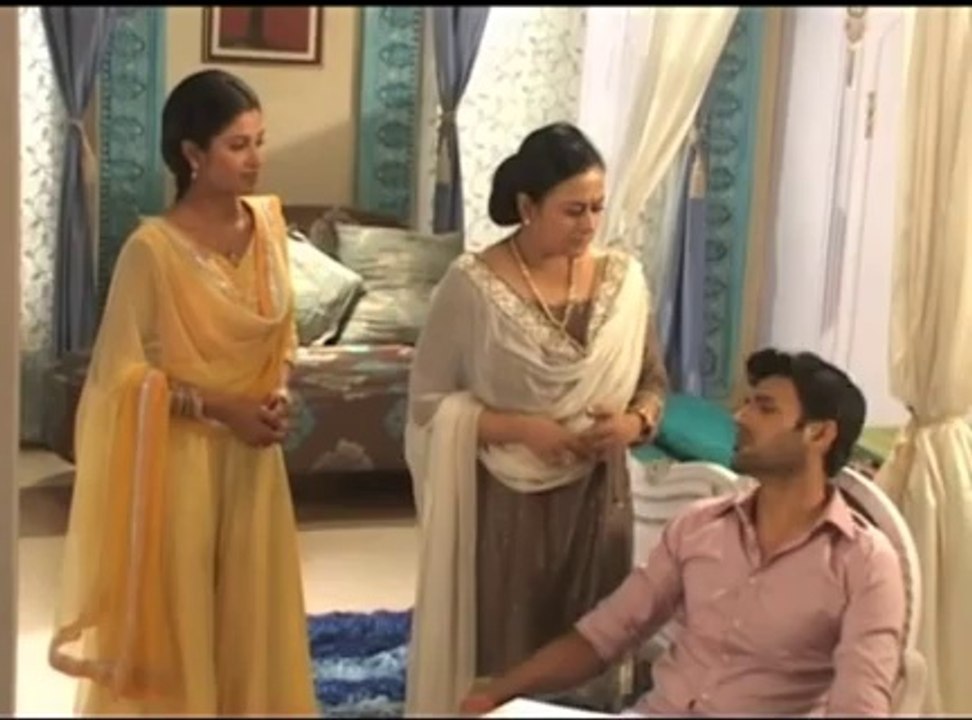 Bani : Bani scares Parmeet - IANS India Videos