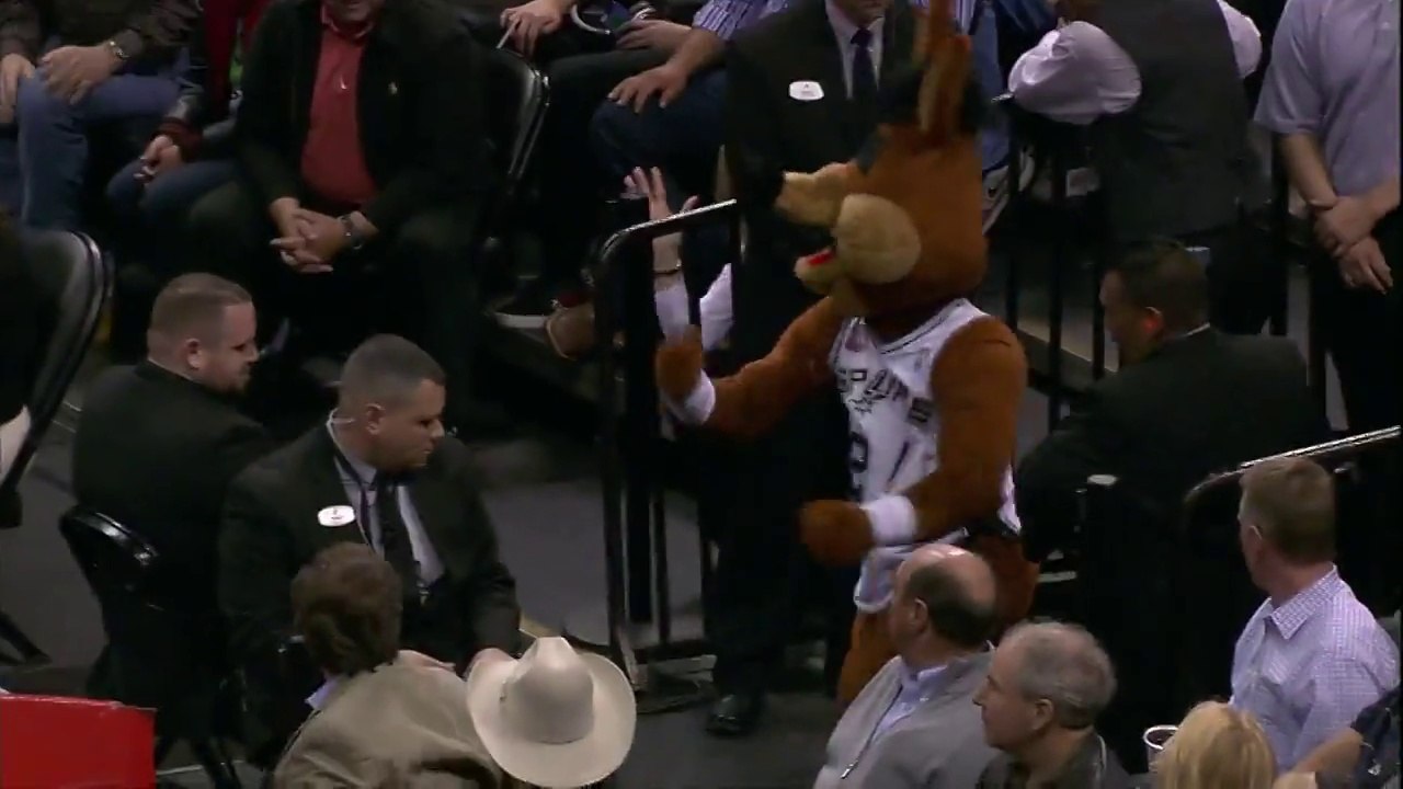 La mascotte des Spurs se prend un ballon et perd ses yeux en plein match... Trop drôle!