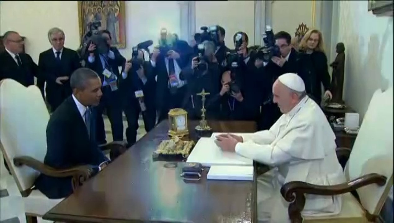 Première rencontre souriante entre le pape François et Barack Obama