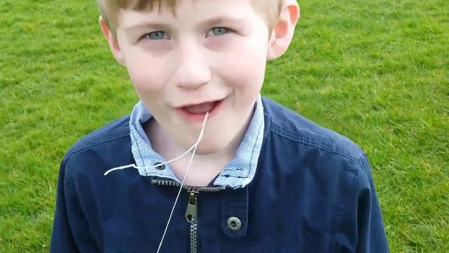 Arracher une dent à son fils avec un drone... Merci papa!