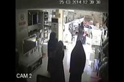 Çarşafla hırsızlık Şanlıurfa'nın Siverek ilçesinde bir mağazada gerçekleşen hırsızlık anı güvenlik kamerasınca kaydedildi.