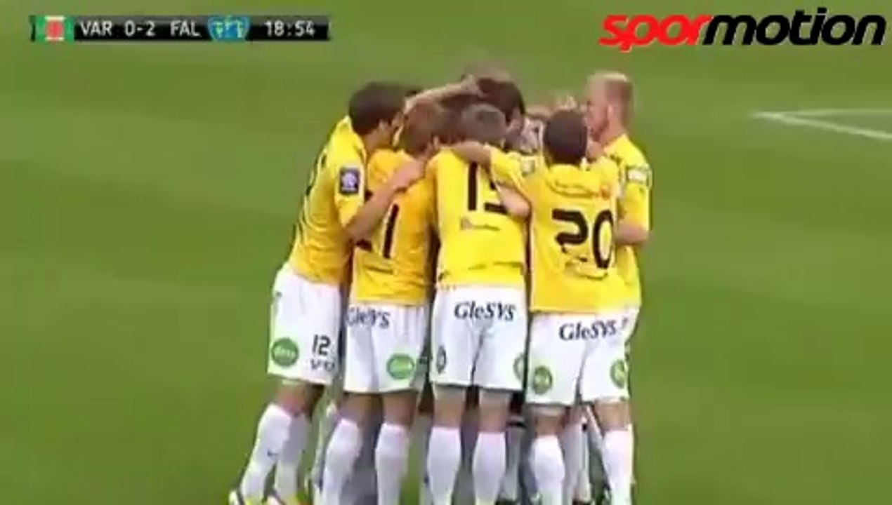 İsveçli kaleciden çılgın gol!