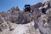 6 metrelik kar birikintisi temizlenerek köy yolu açıldı
