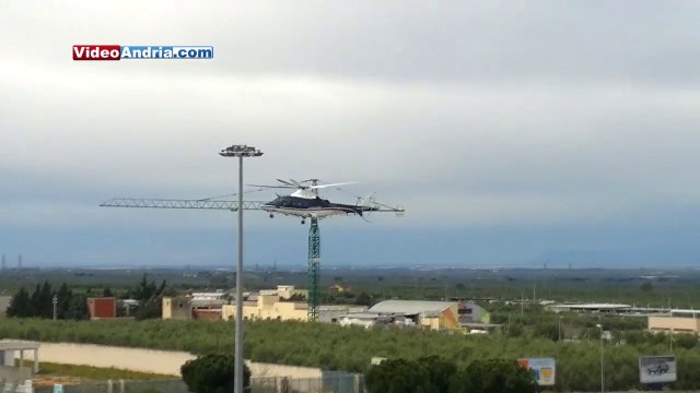 Decollo di un elicottero dei Carabinieri dal parcheggio dell'Ipercoop di Andria