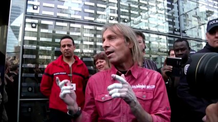 L'homme araignée a grimpé une nouvelle tour à La Défense