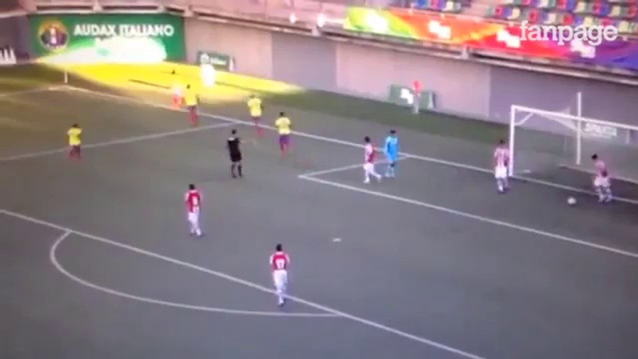 Dribbla tutti gli avversari e segna: gioca in Ecuador l'erede di Maradona?