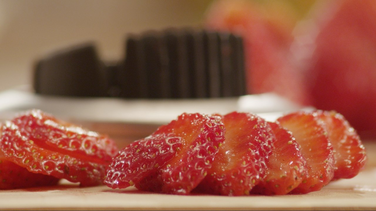 How to slice strawberries