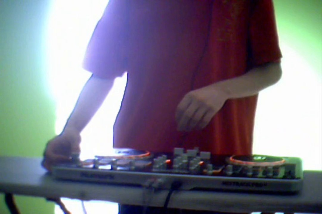 Pędzą konie po betonie.