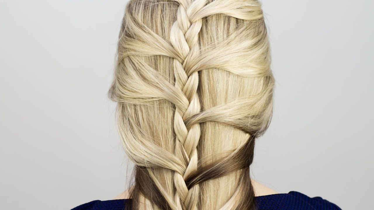 Легкая косичка на длинные волосы. Light braid for long hair