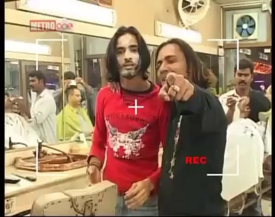 funny very funny show zara hat ke
