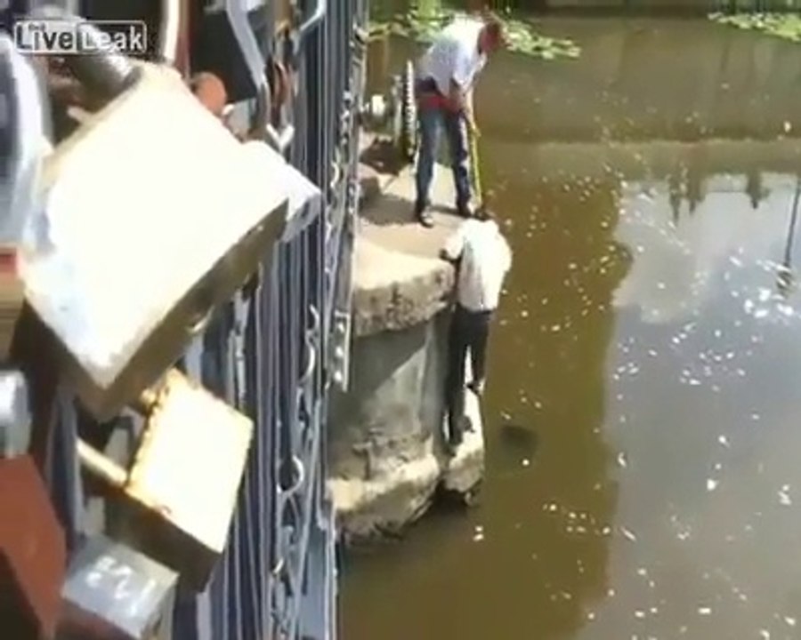 İnsan inanamıyor ama var var, böyleleri de var bu zamanda...