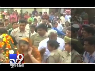 Nagma slaps youth after he gets too close , Meerut  - Tv9 Gujarati