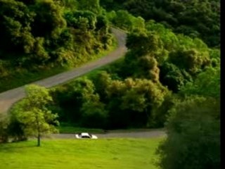 Voiture qui chute dans le ravin