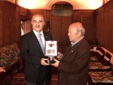 BAŞKAN YILDIRIM'DAN GAZETECİ KOCA'YA PLAKET