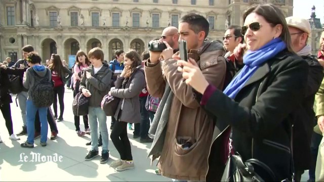 Des moutons devant le Louvre