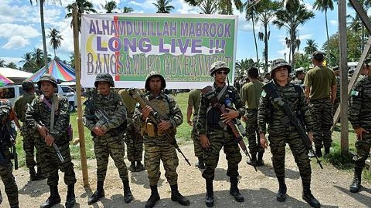 Philippines signs deal with Muslim rebels