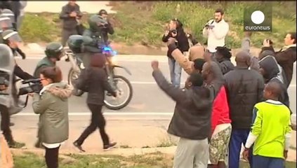 Hundreds of migrants scale barrier between Morocco and Melilla