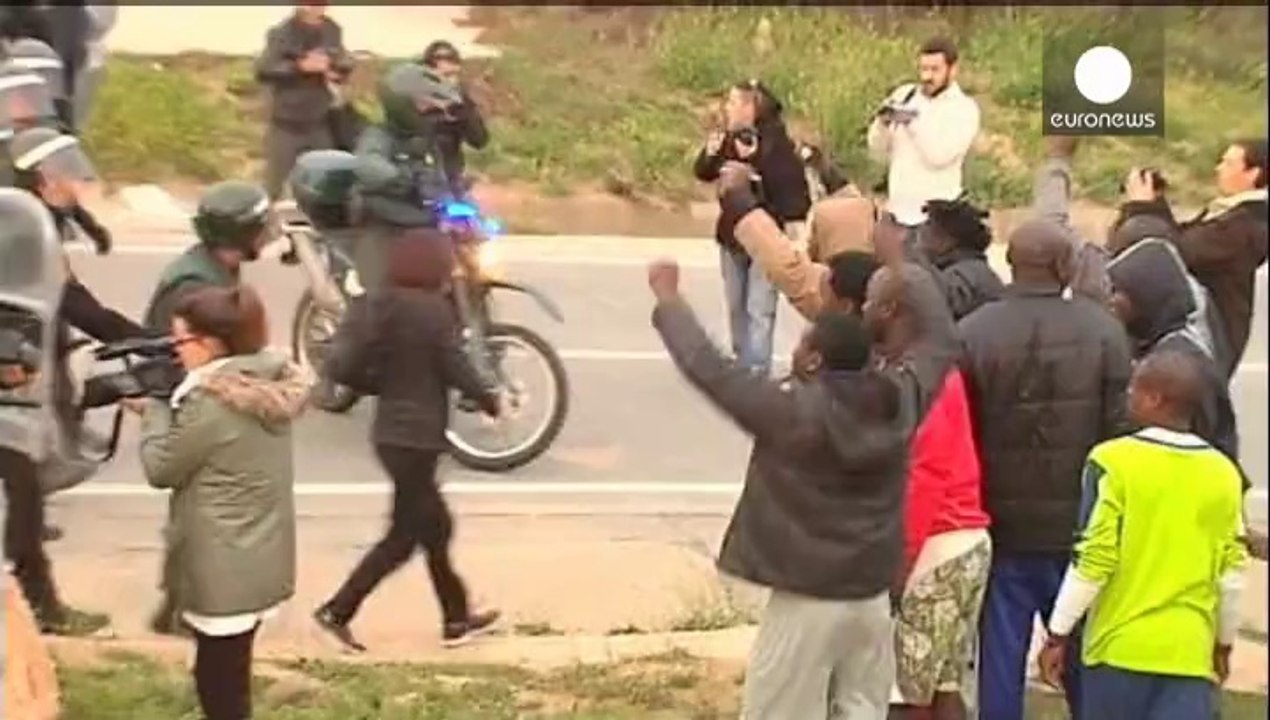 Hundreds of migrants scale barrier between Morocco and Melilla