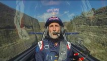 Les folles acrobaties d'un pilote d'avion dans le canal de Corinthe