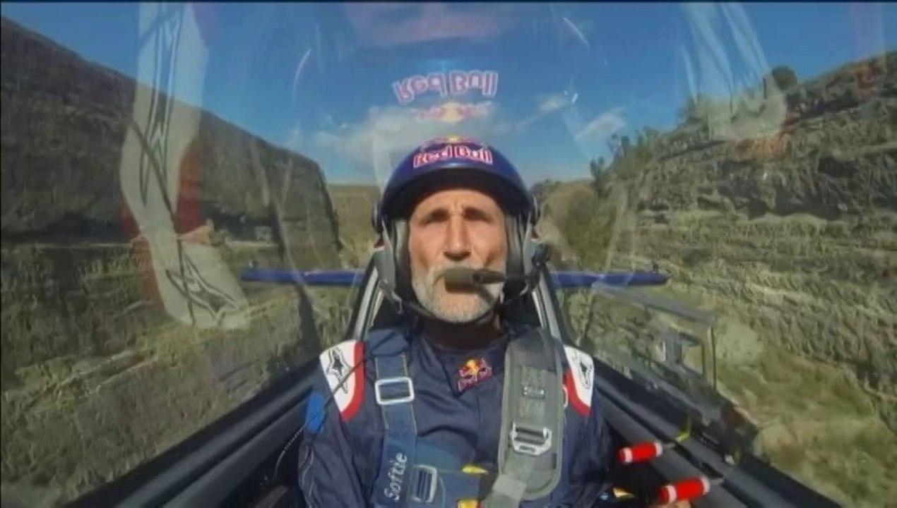 Les folles acrobaties d'un pilote d'avion dans le canal de Corinthe